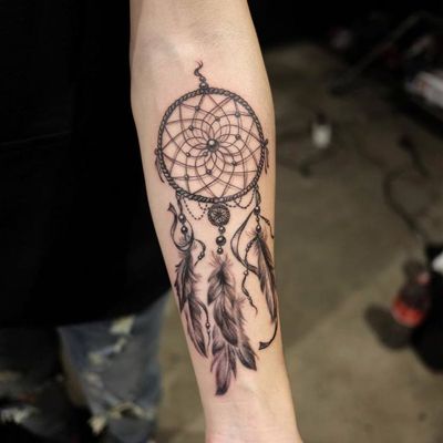  Tatouage attrape rêve sur l'avant bras
